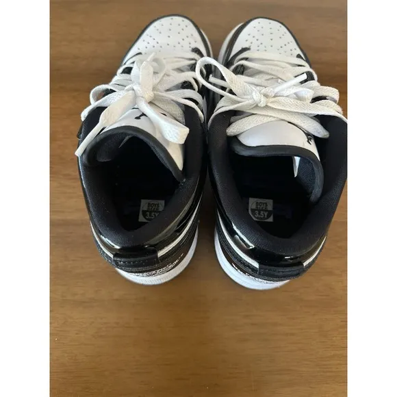 Air Jordan Big Kids' 1 Low shoes Size Boys 3.5 EUC