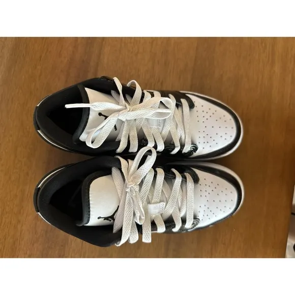 Air Jordan Big Kids' 1 Low shoes Size Boys 3.5 EUC