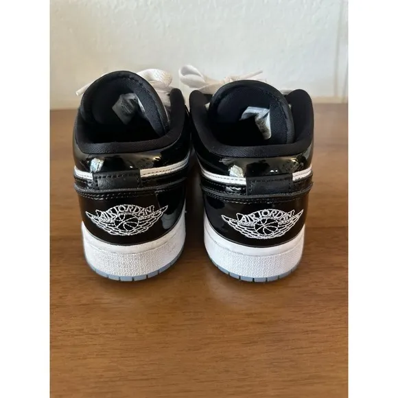 Air Jordan Big Kids' 1 Low shoes Size Boys 3.5 EUC