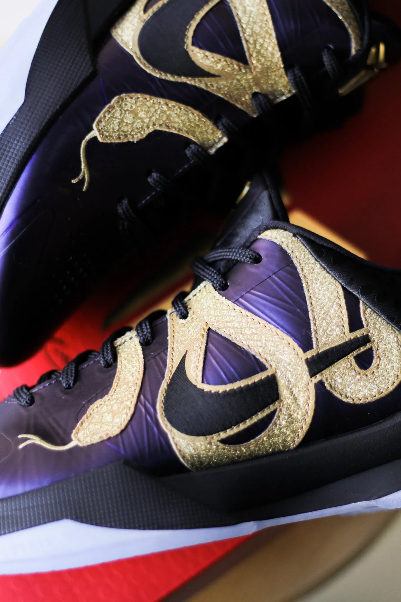 KOBE V PROTRO "EGGPLANT"