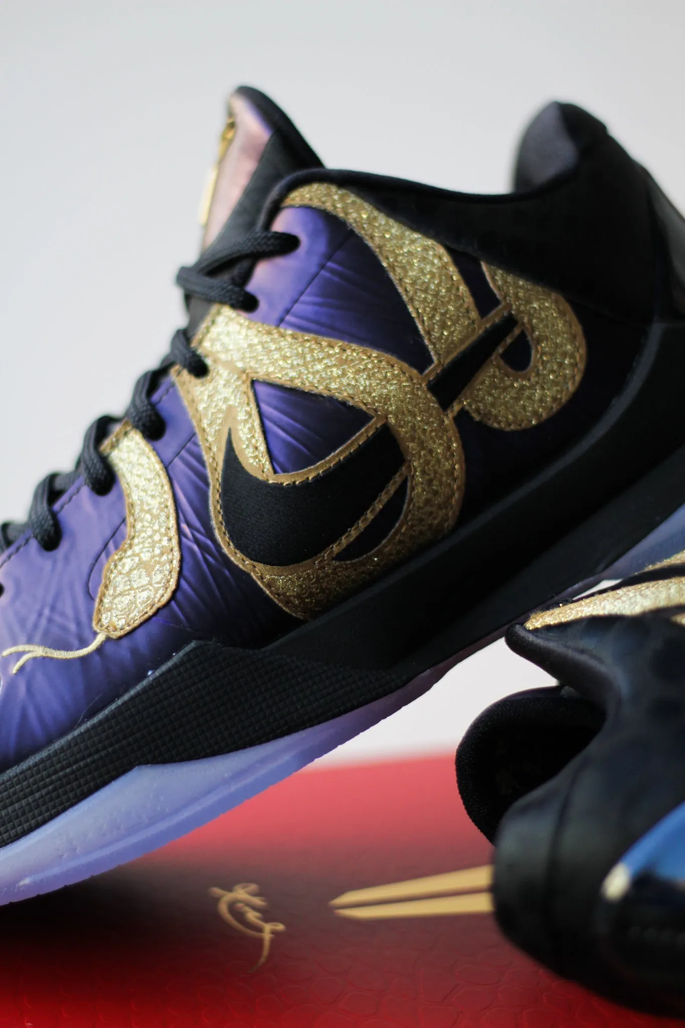 KOBE V PROTRO "EGGPLANT"