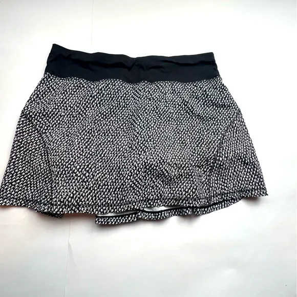 Lululemon Circuit Breaker Skirt in Arctic Grey Black Mini Tennis Skirt Size 6