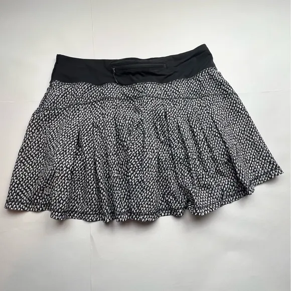 Lululemon Circuit Breaker Skirt in Arctic Grey Black Mini Tennis Skirt Size 6