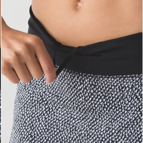 Lululemon Circuit Breaker Skirt in Arctic Grey Black Mini Tennis Skirt Size 6