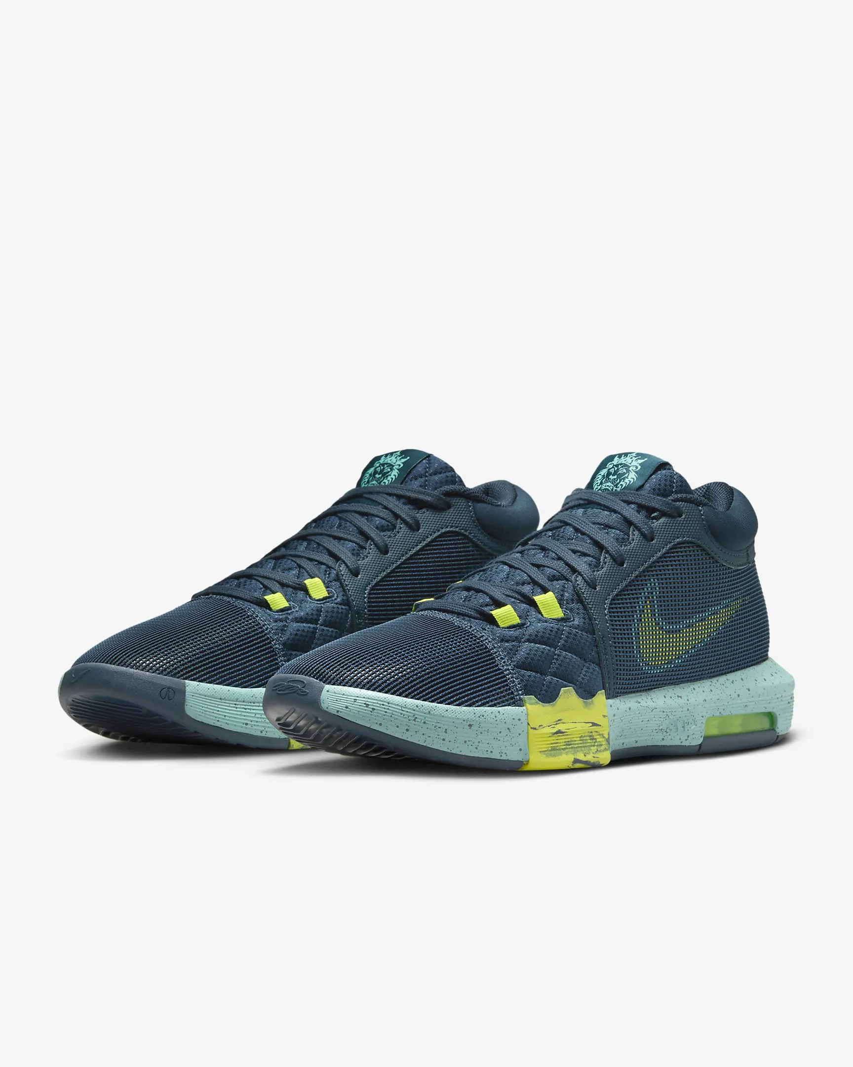 Men's LeBron Witness 8 Basketball Shoes