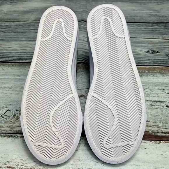 Nike White and Black Athletic Shoes Size - Y5