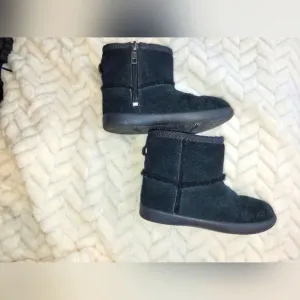 Ugg Toddlers Classic II Boot sz9, black.