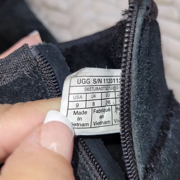 Ugg Toddlers Classic II Boot sz9, black.